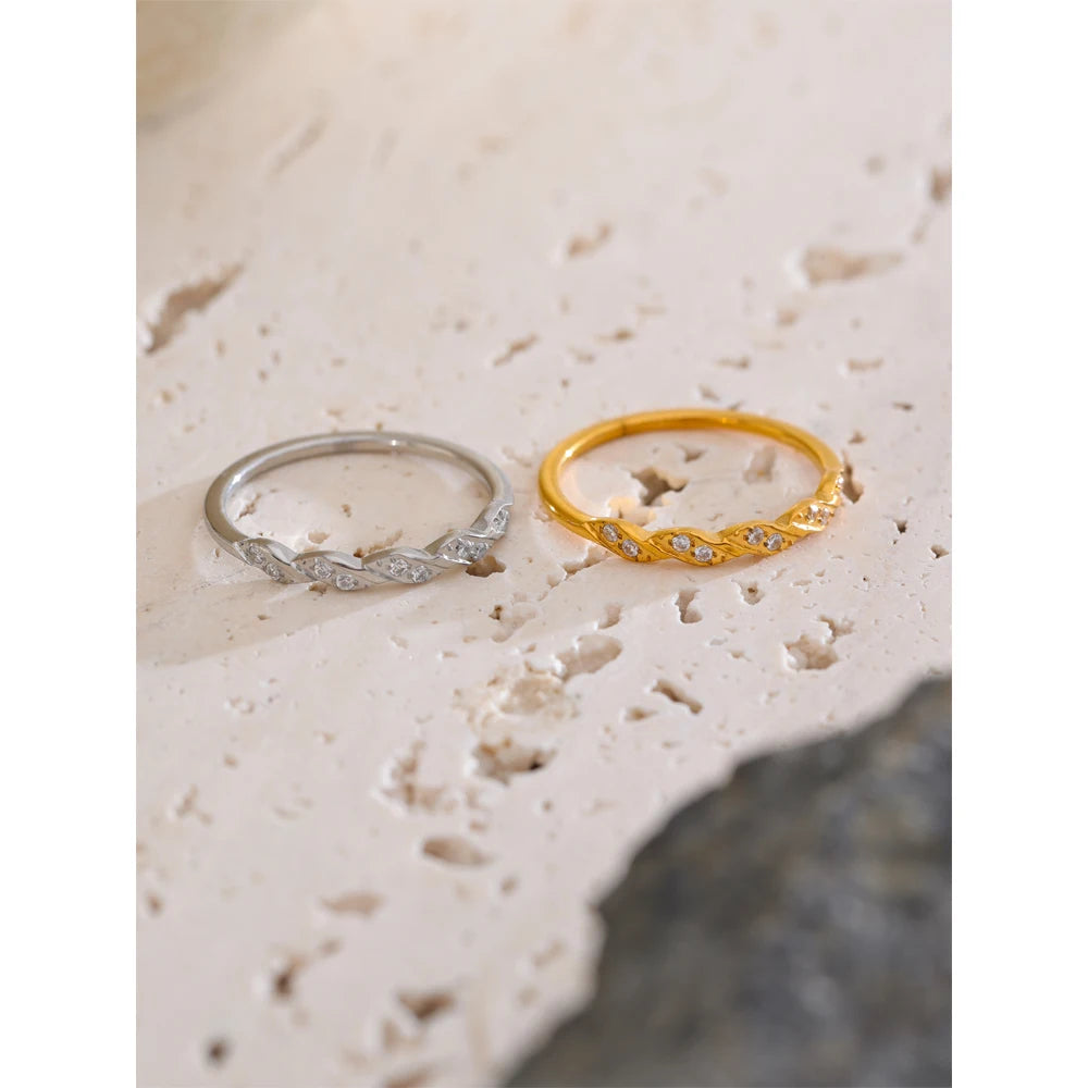 Cubic zirconia geometric ring in gold-plated stainless steel with cubic zirconia.