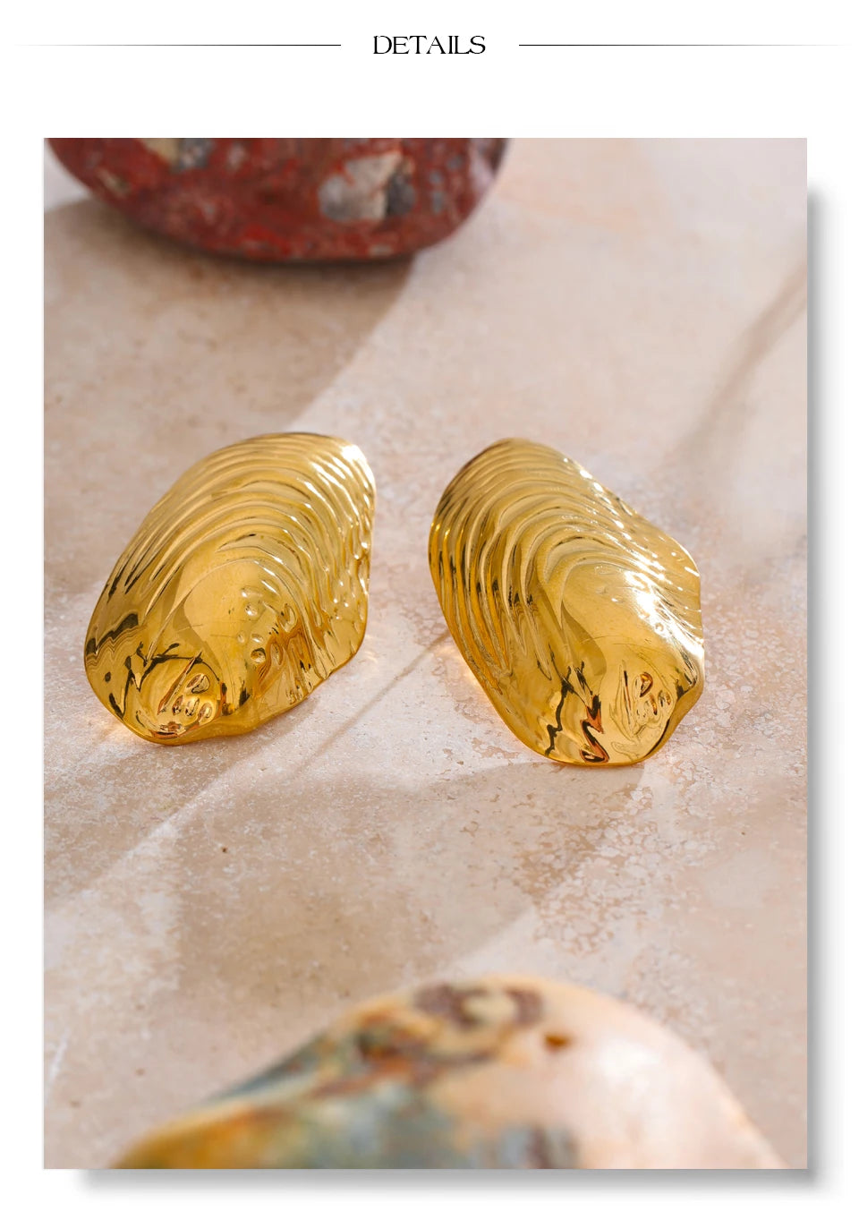 Geometric earrings in gold-plated stainless steel.
