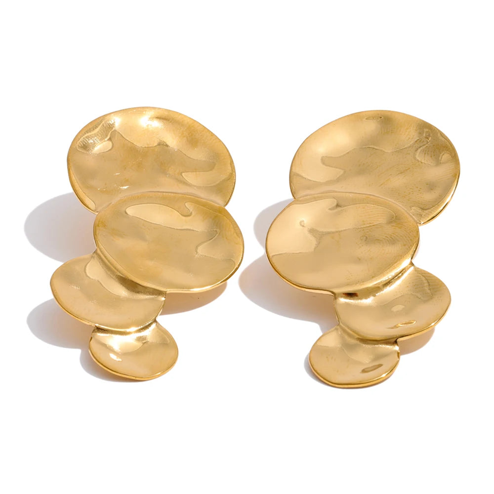 Geometric earrings in gold-plated stainless steel.