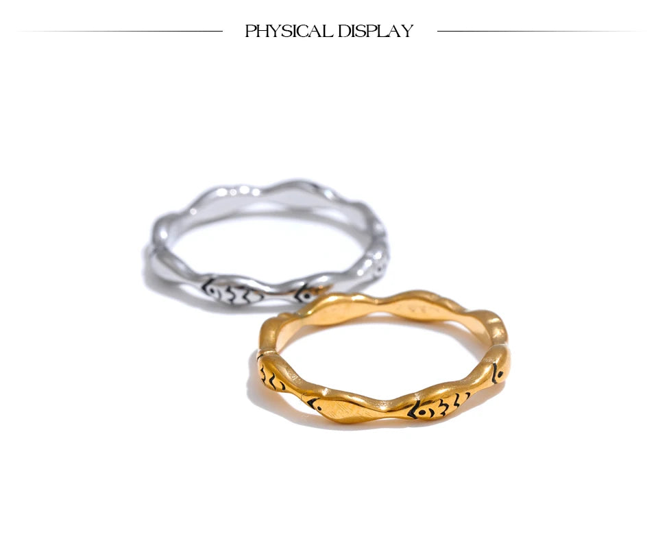 Minimalist geometric ring in 18K gold-plated stainless steel.