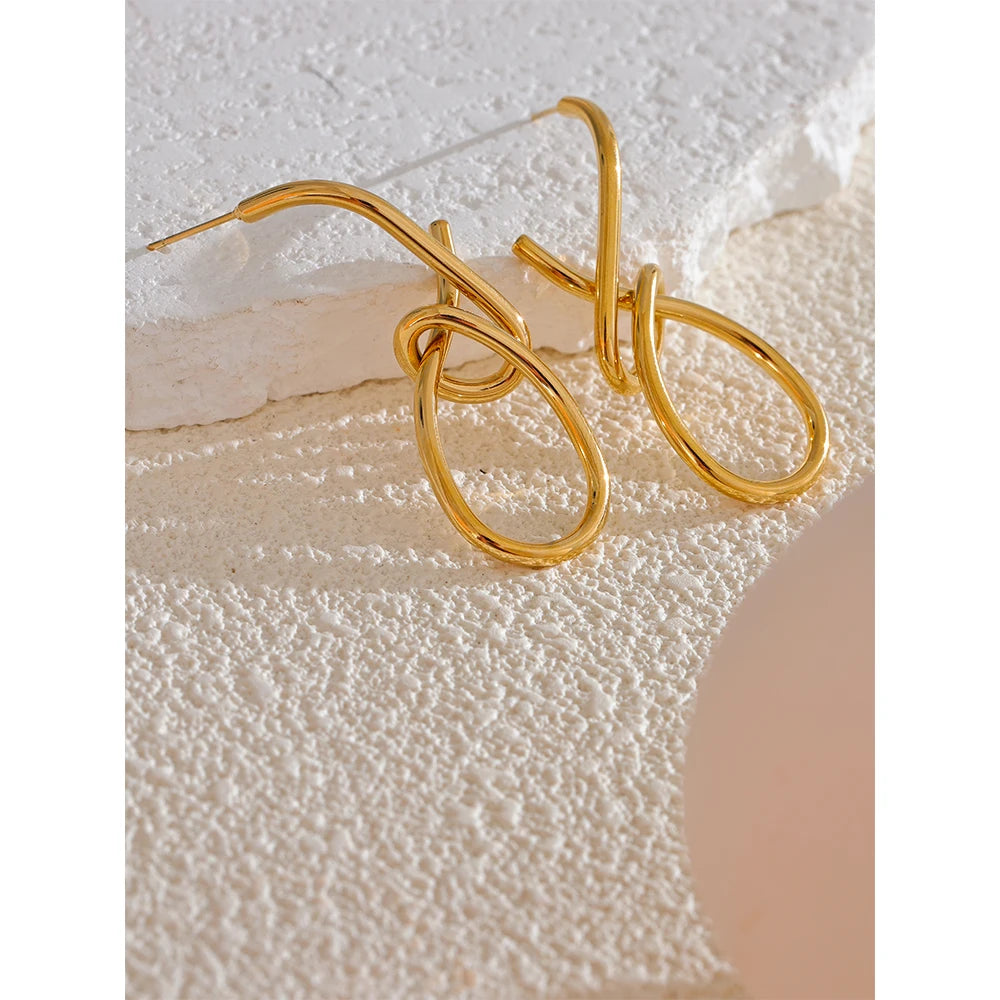 Geometric earrings in gold-plated stainless steel.