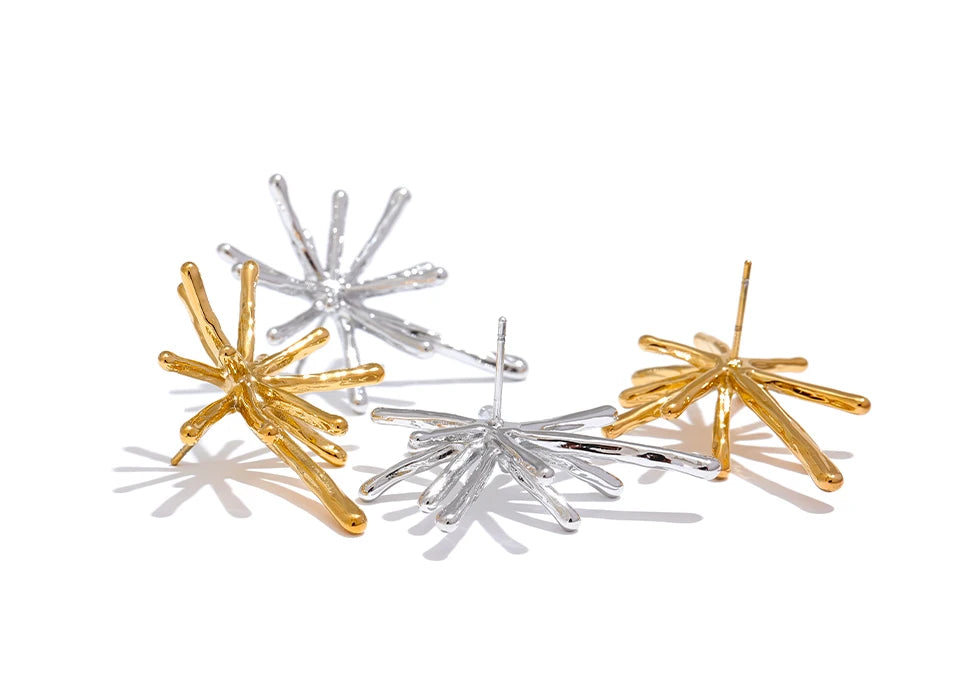 Hammered geometric earrings in gold-plated 316L stainless steel.