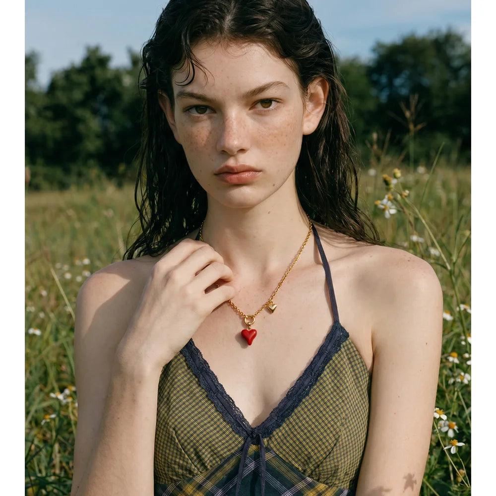 Enamel heart necklace in gold-plated stainless steel with enamel.