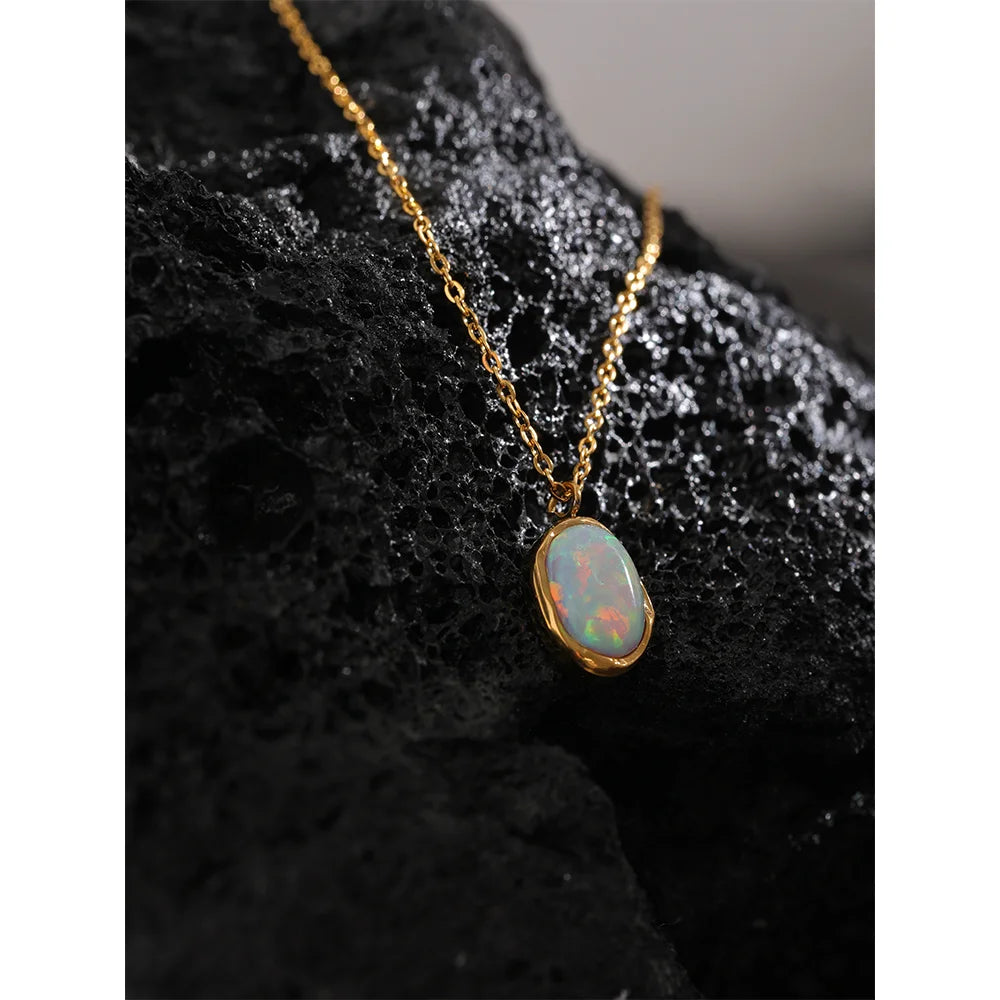 Natural stone minimalist geometric necklace in gold-plated stainless steel with natural stone.