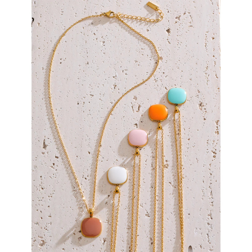 Geometric necklace in gold-plated stainless steel.
