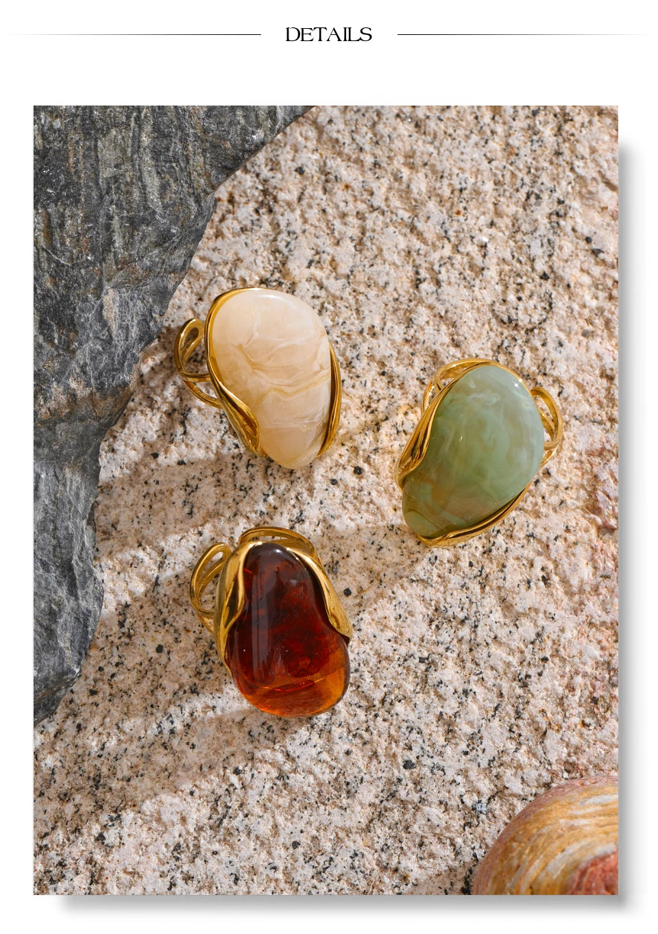 Green resin geometric ring in 18K gold-plated stainless steel with resin.