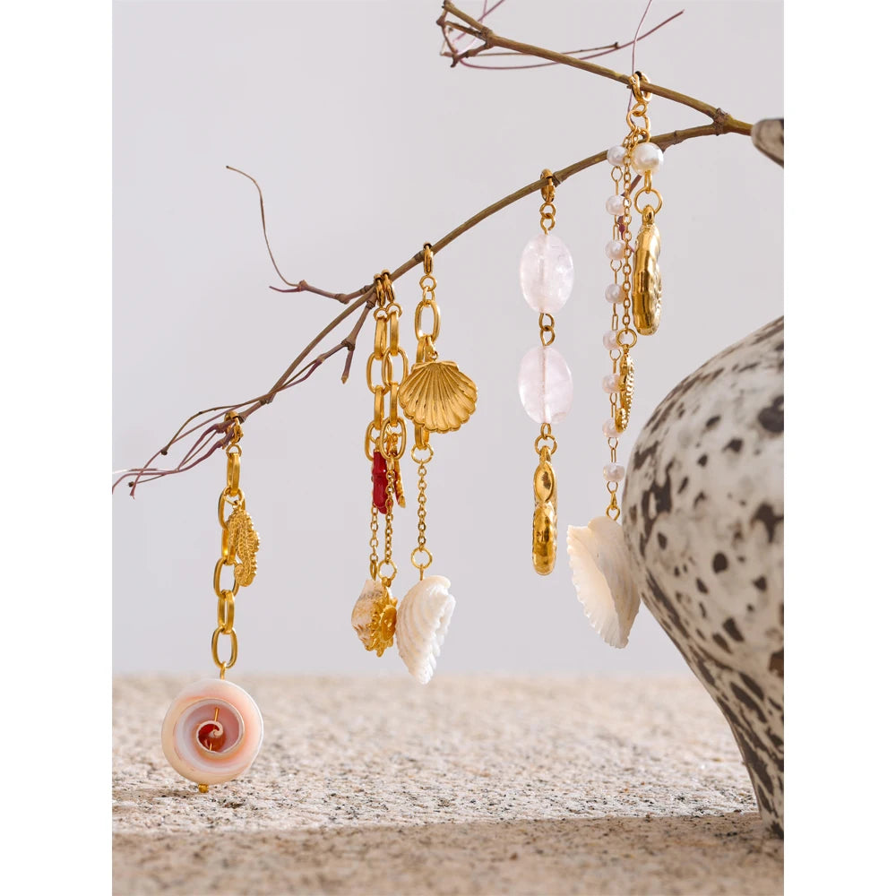 Shell star moon necklace in gold-plated stainless steel with shell.