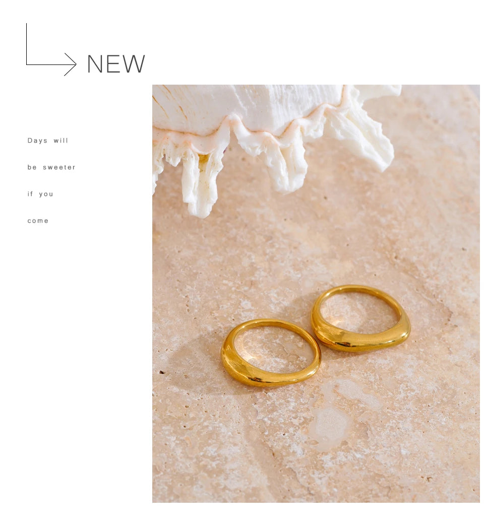 Hammered minimalist geometric ring in gold-plated stainless steel.