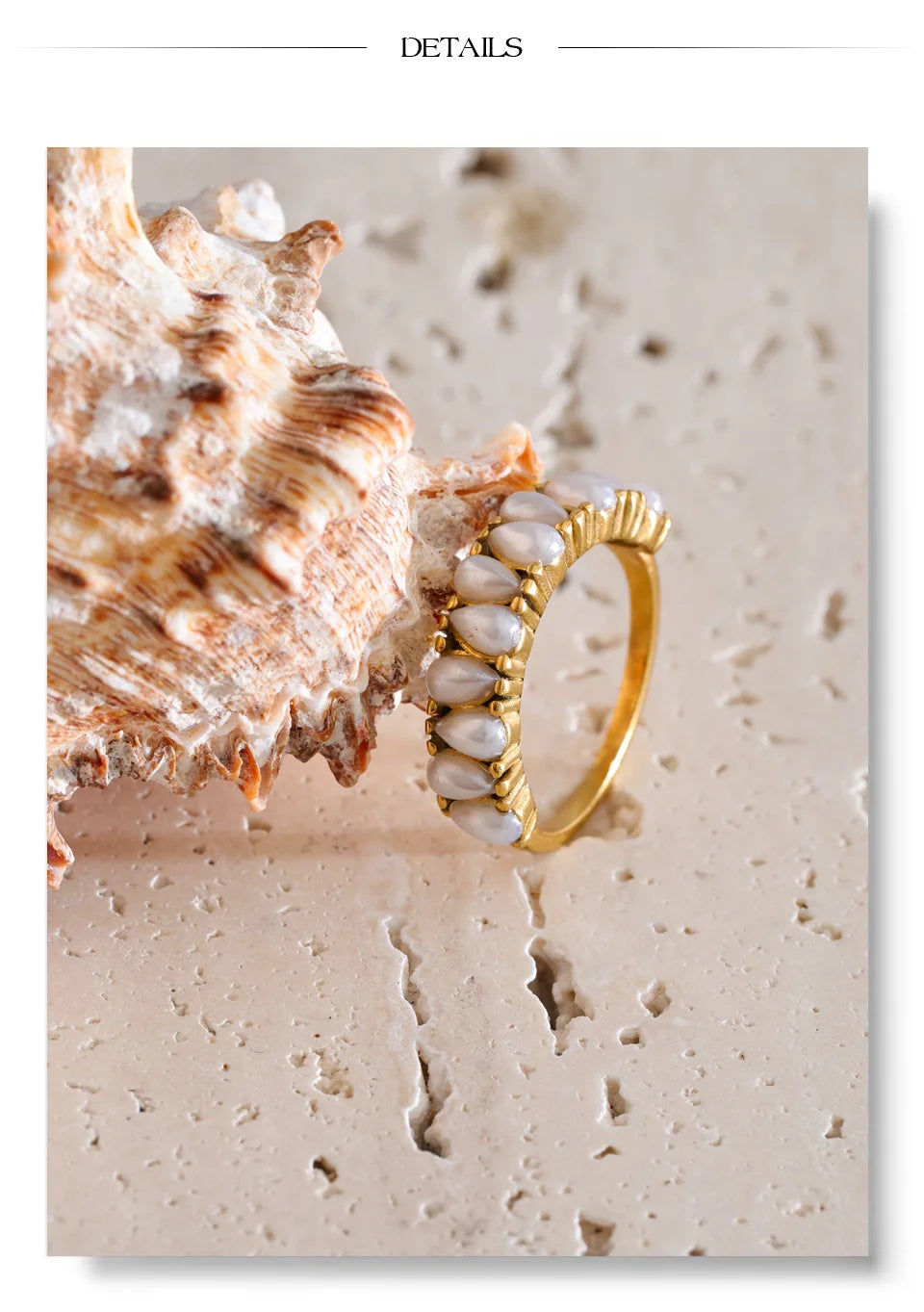 Pearl geometric ring in 18K gold-plated stainless steel with pearl.