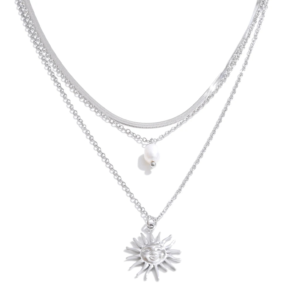 Freshwater pearl sun geometric necklace in gold-plated stainless steel with freshwater pearl.