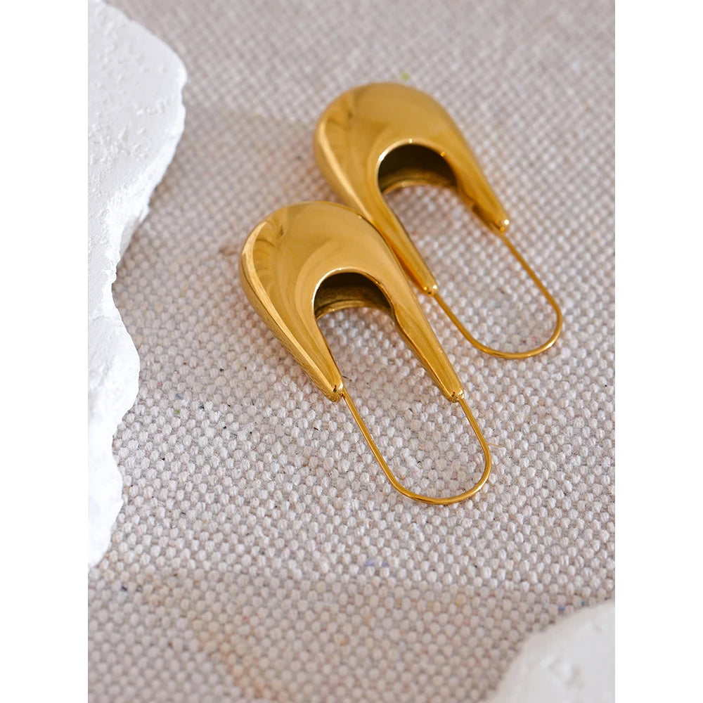 Geometric earrings in gold-plated stainless steel.
