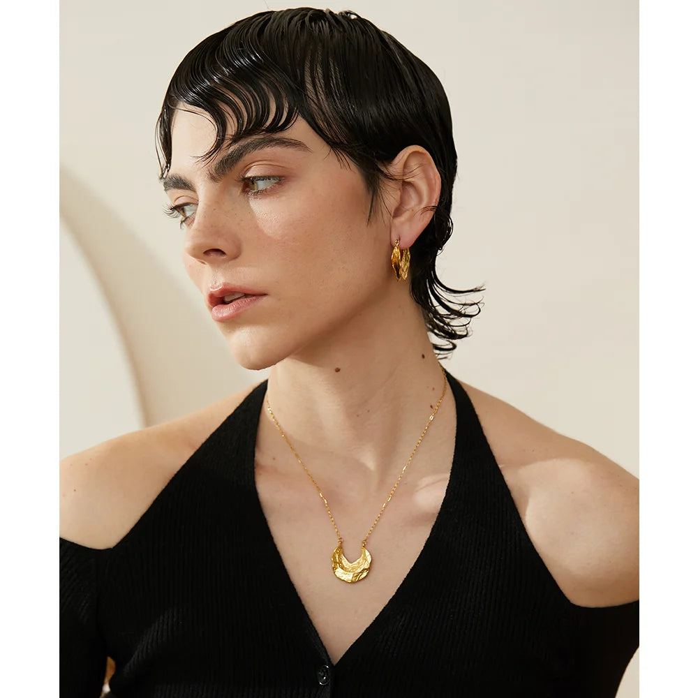 Geometric earrings in 18K gold-plated stainless steel.
