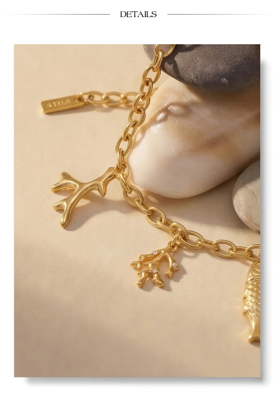 Shell geometric chain necklace in gold-plated stainless steel with shell.