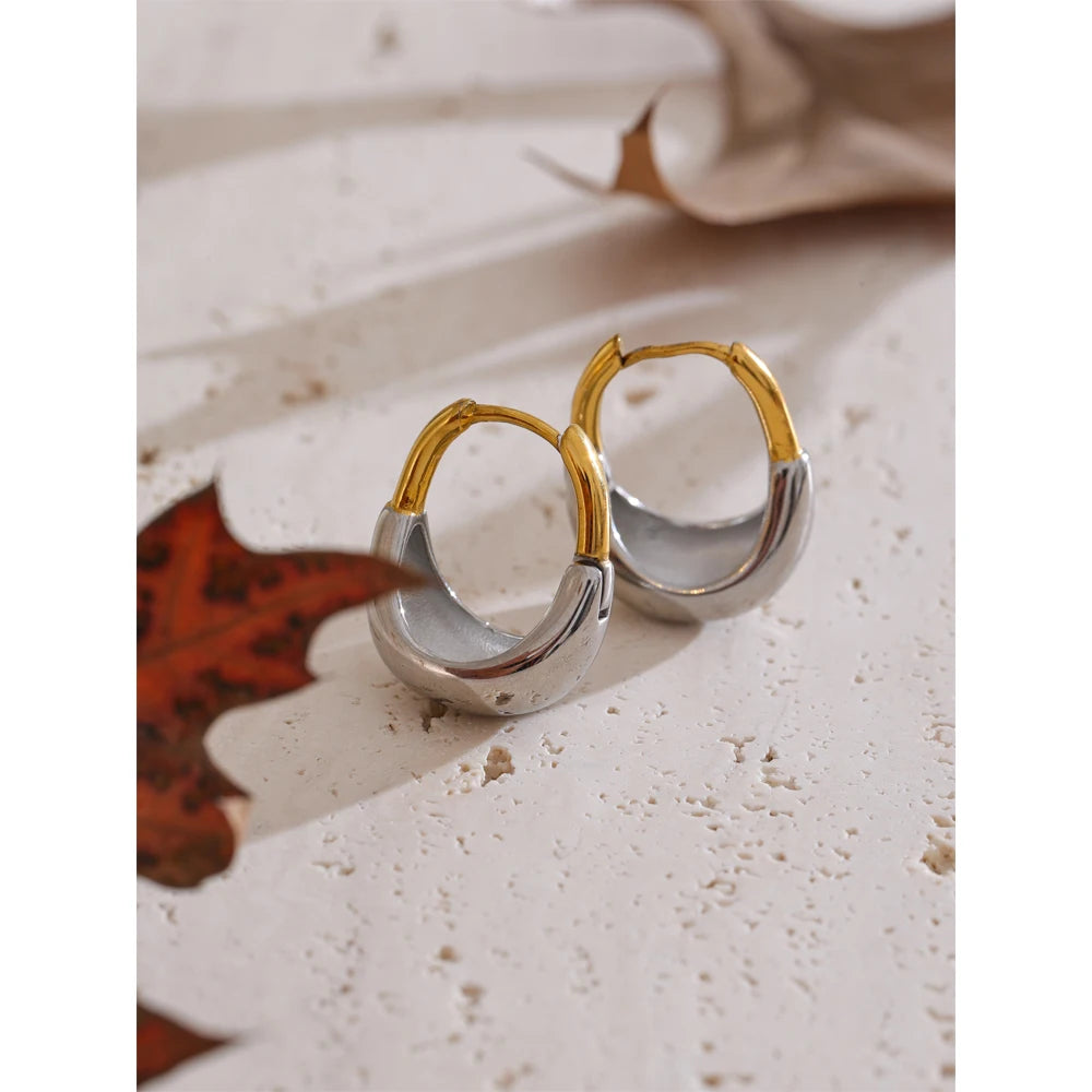 Geometric earrings in gold-plated stainless steel.