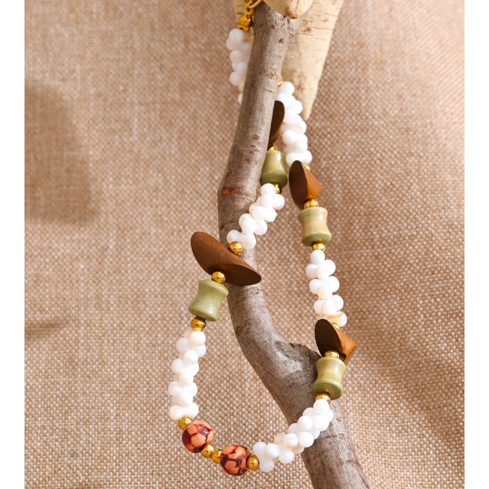 Shell beaded geometric necklace in gold-plated stainless steel with shell.