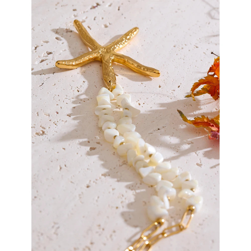 Shell star chain necklace in gold-plated stainless steel with shell.