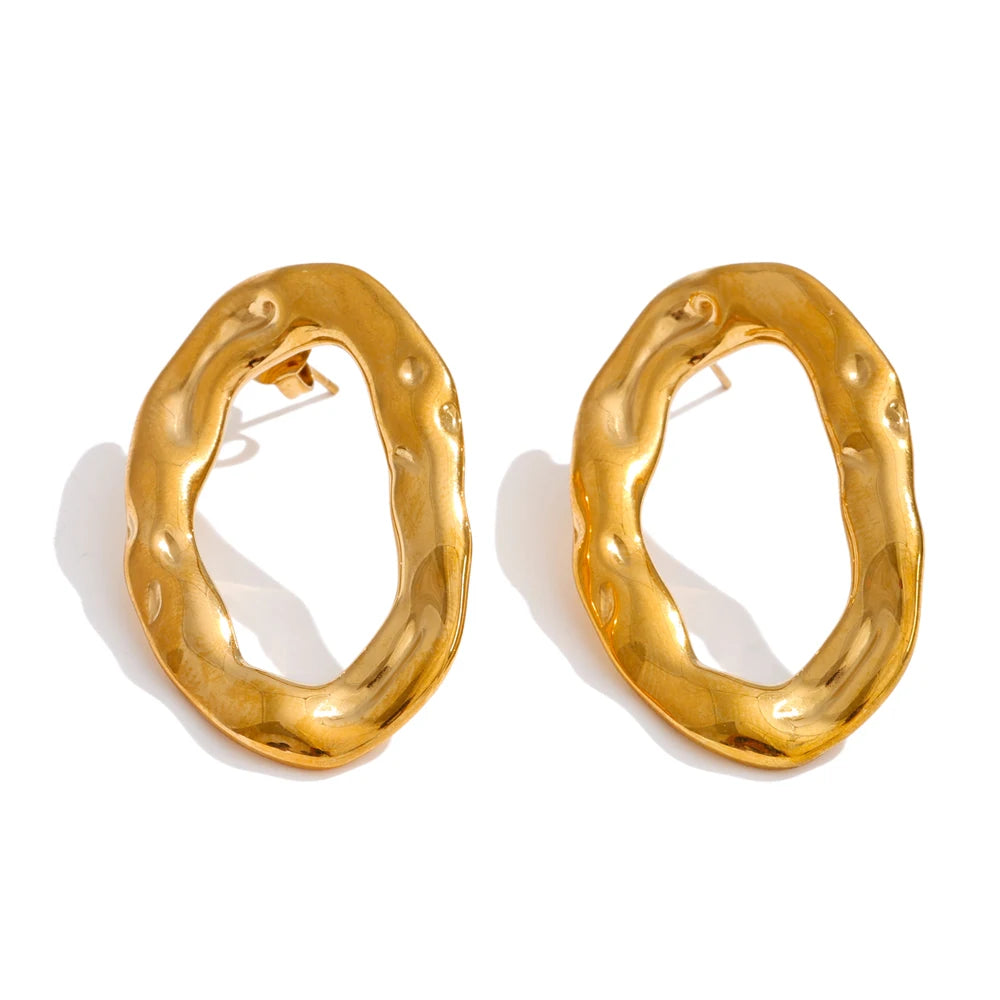 Geometric earrings in gold-plated stainless steel.