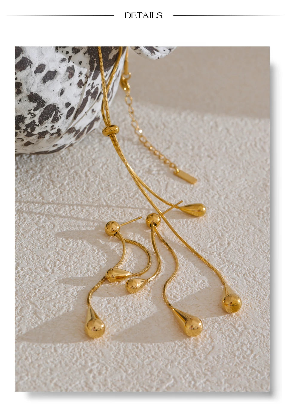 Geometric chain earrings in gold-plated stainless steel.
