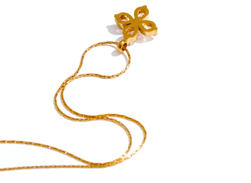 Cubic zirconia flower necklace in gold-plated stainless steel with cubic zirconia.