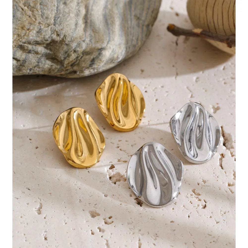Geometric earrings in gold-plated stainless steel.