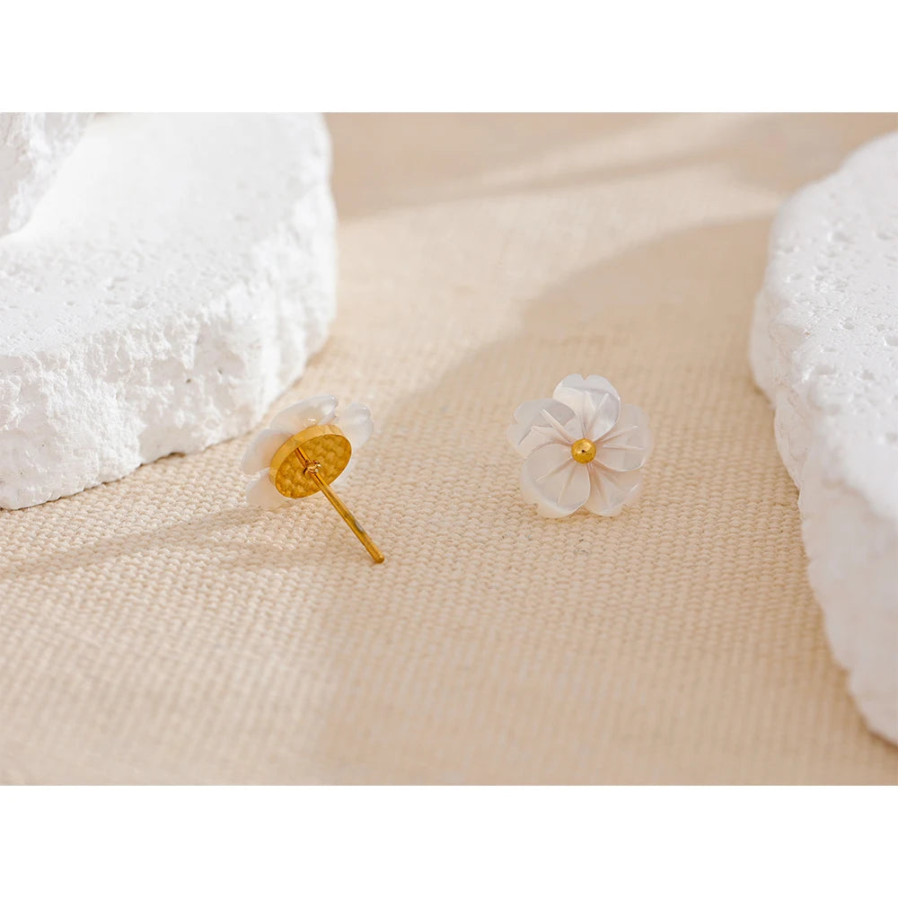 Shell flower earrings in gold-plated stainless steel with shell.