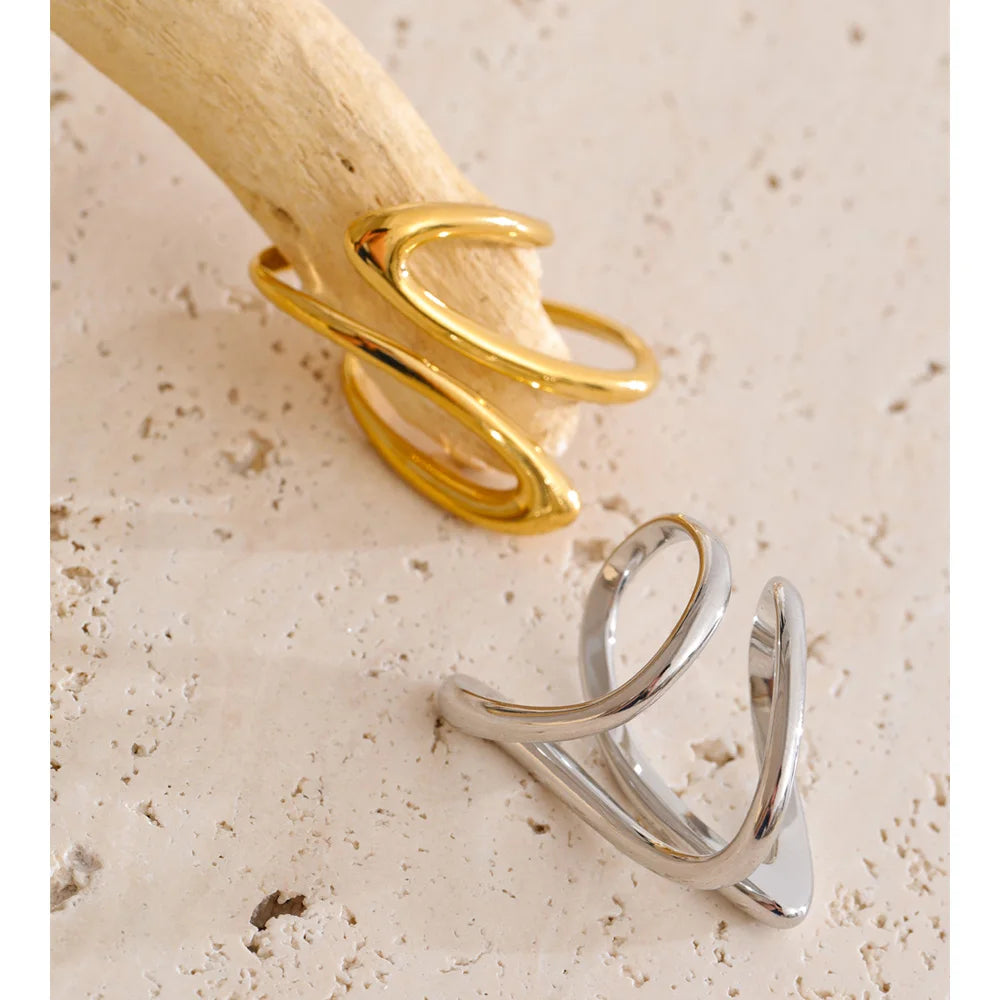 Minimalist geometric ring in gold-plated stainless steel.