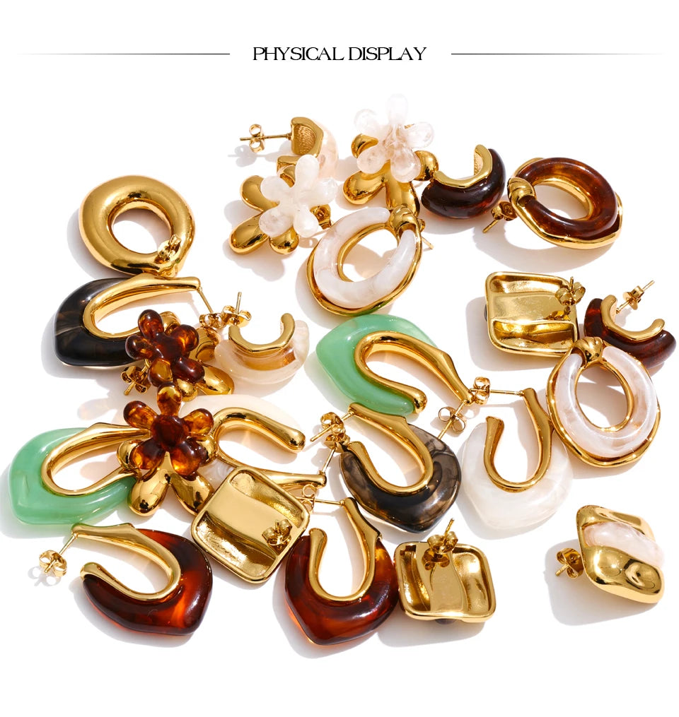 Resin multi-color geometric earrings in gold-plated stainless steel with resin.