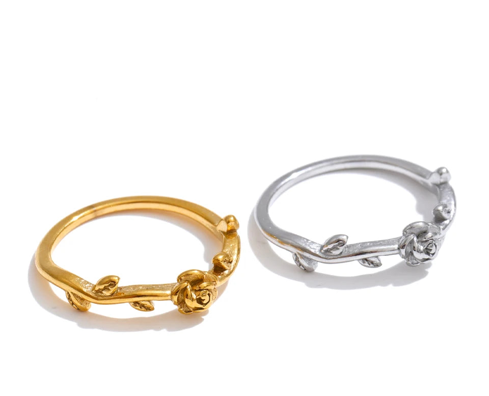 Flower ring in 18K gold-plated stainless steel.