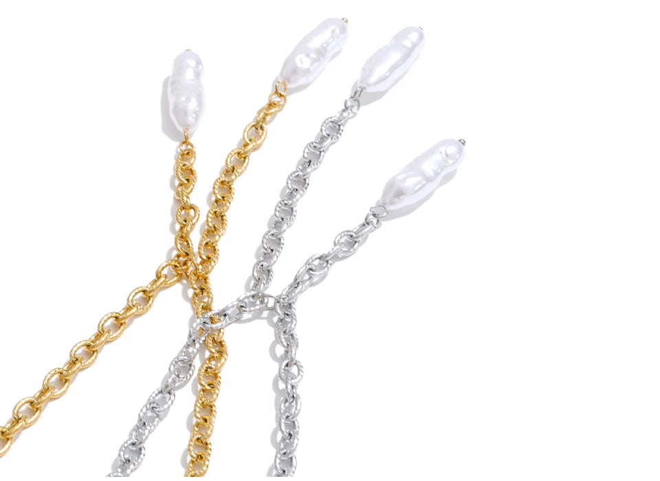 Pearl geometric chain necklace in gold-plated stainless steel with pearl.