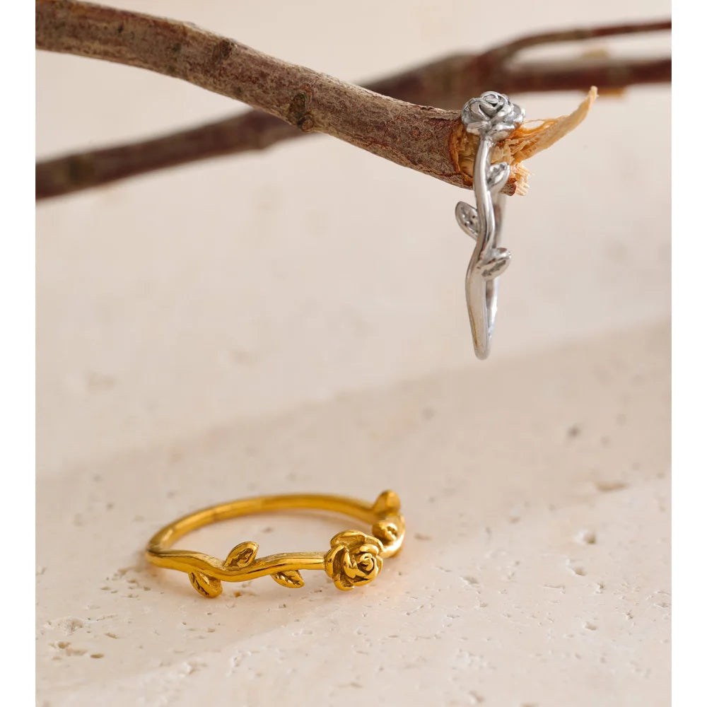 Flower ring in 18K gold-plated stainless steel.