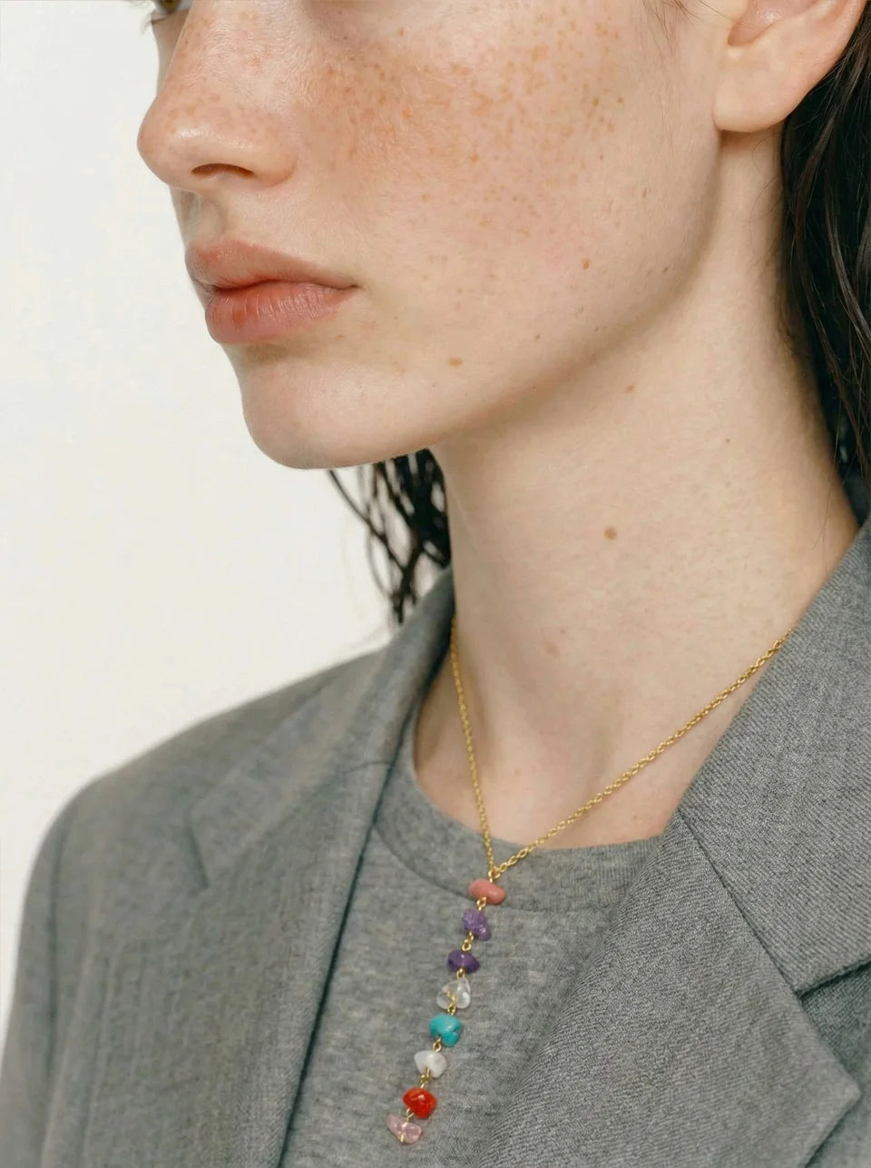 Resin natural stone multi-color necklace in gold-plated stainless steel with natural stone and resin.