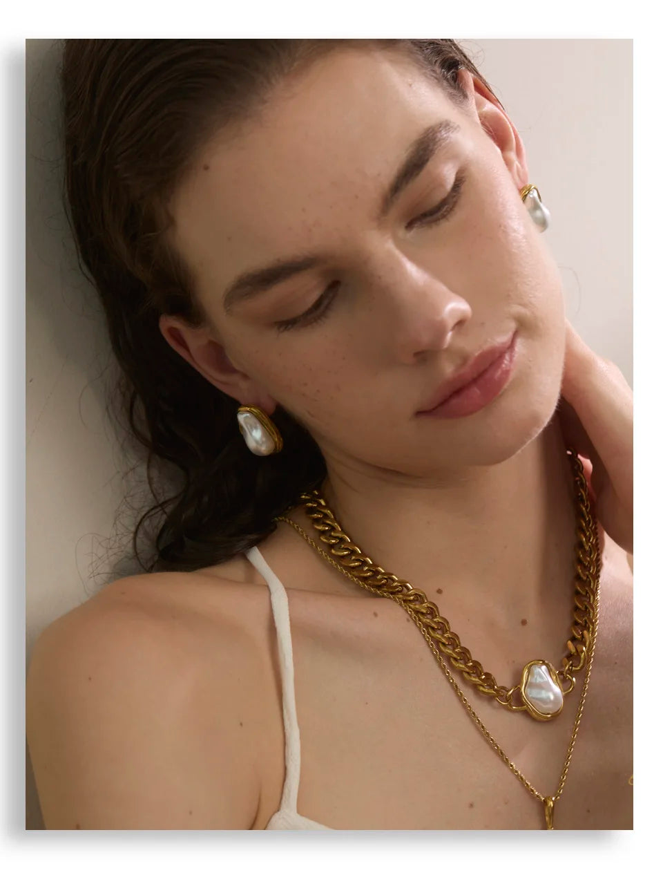 Pearl geometric chain earrings in gold-plated stainless steel with pearl.