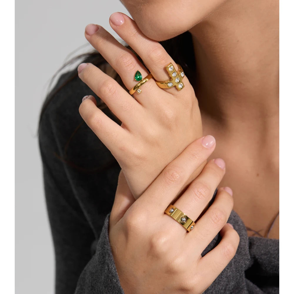 Green cubic zirconia geometric ring in 18K gold-plated stainless steel with cubic zirconia.