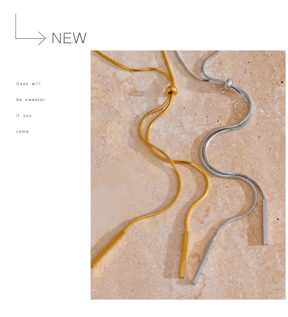 Geometric chain necklace in gold-plated stainless steel.