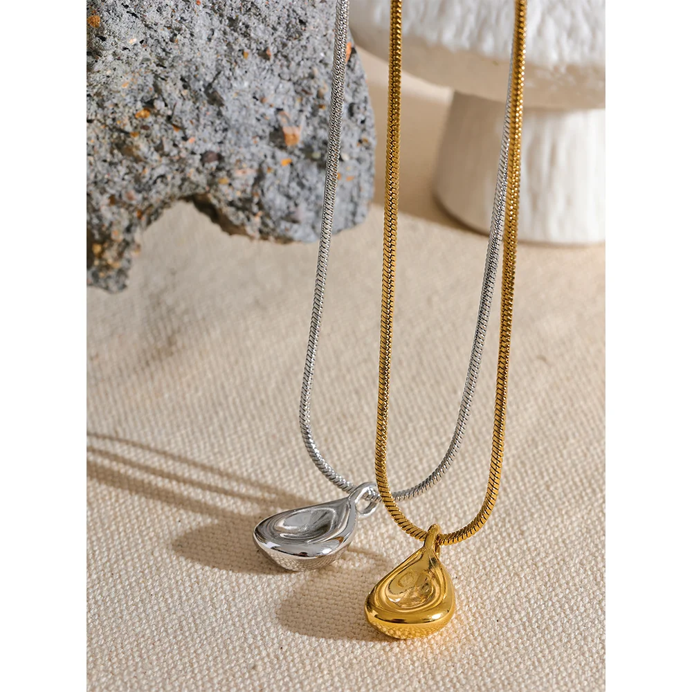 Geometric necklace in gold-plated 316L stainless steel.