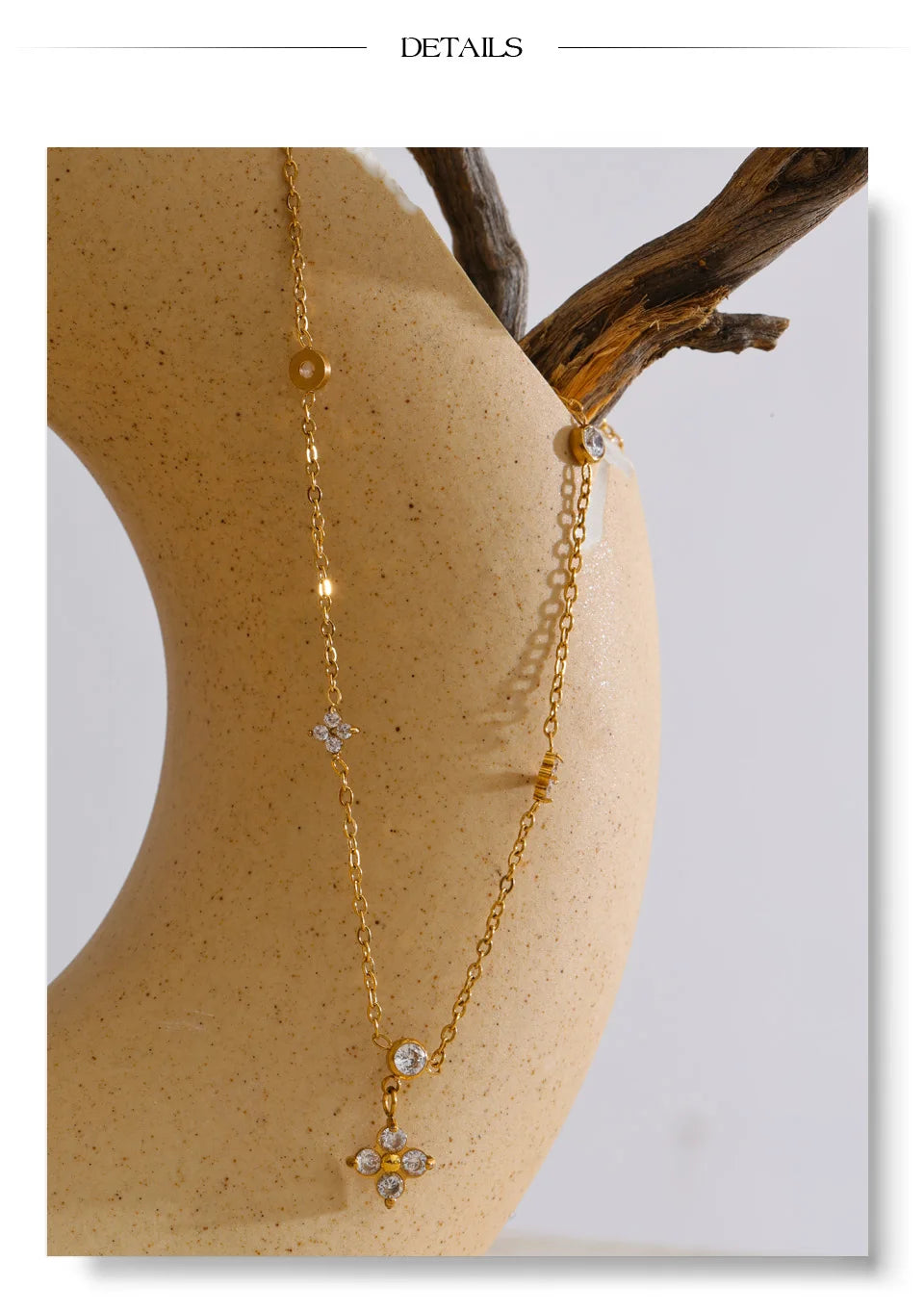Cubic zirconia flower necklace in gold-plated stainless steel with cubic zirconia.