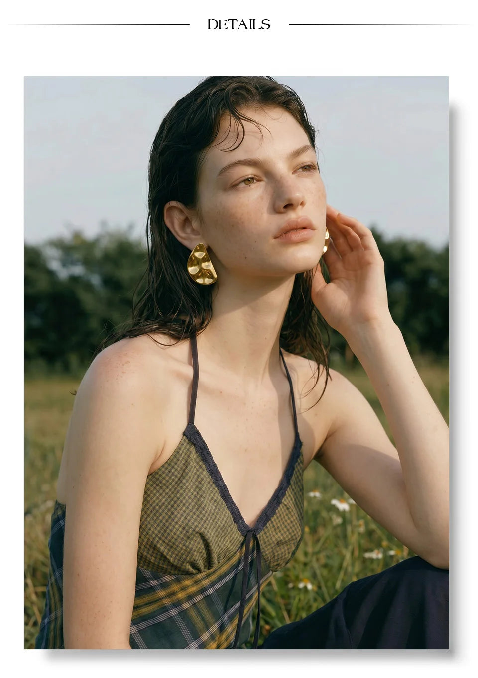 Hammered geometric earrings in gold-plated stainless steel.