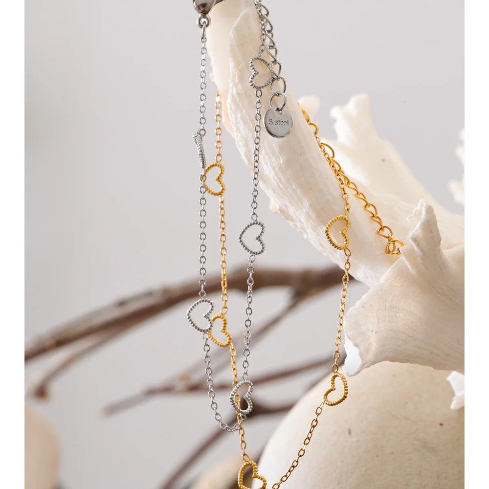 Heart geometric chain necklace in gold-plated stainless steel.