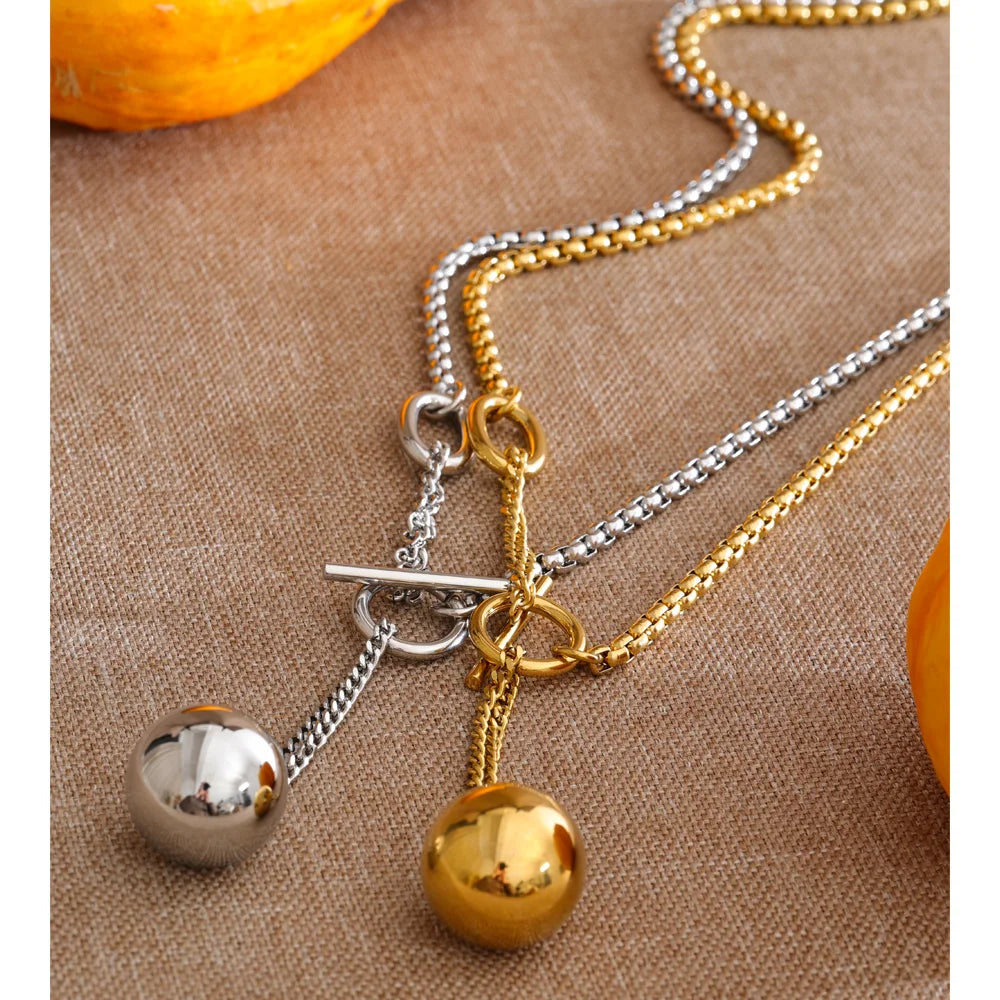 Geometric necklace in gold-plated stainless steel.