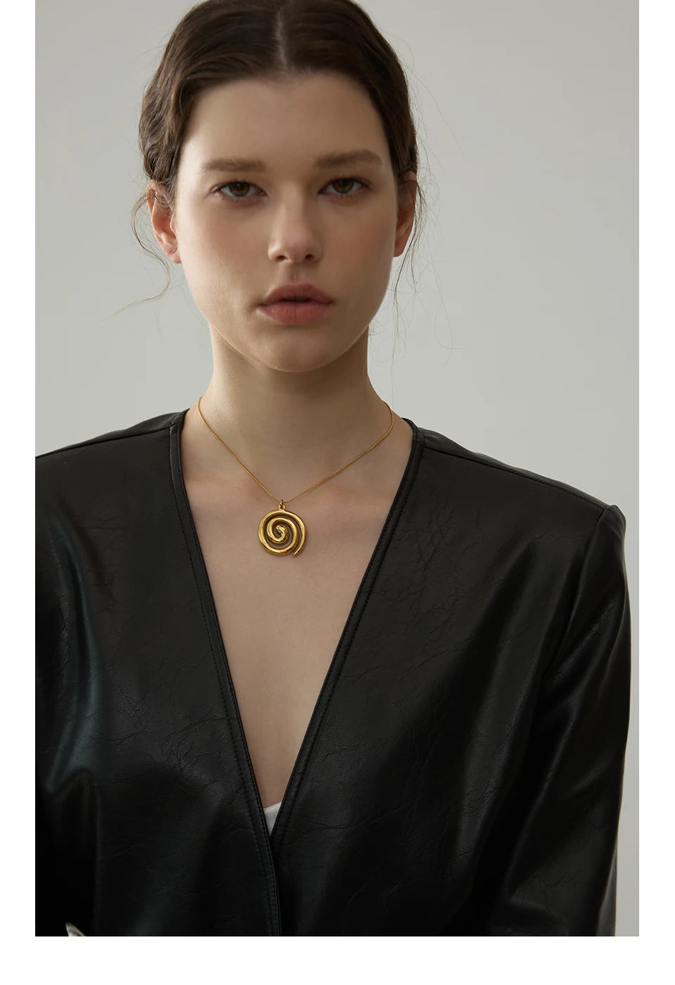Geometric necklace in gold-plated stainless steel.