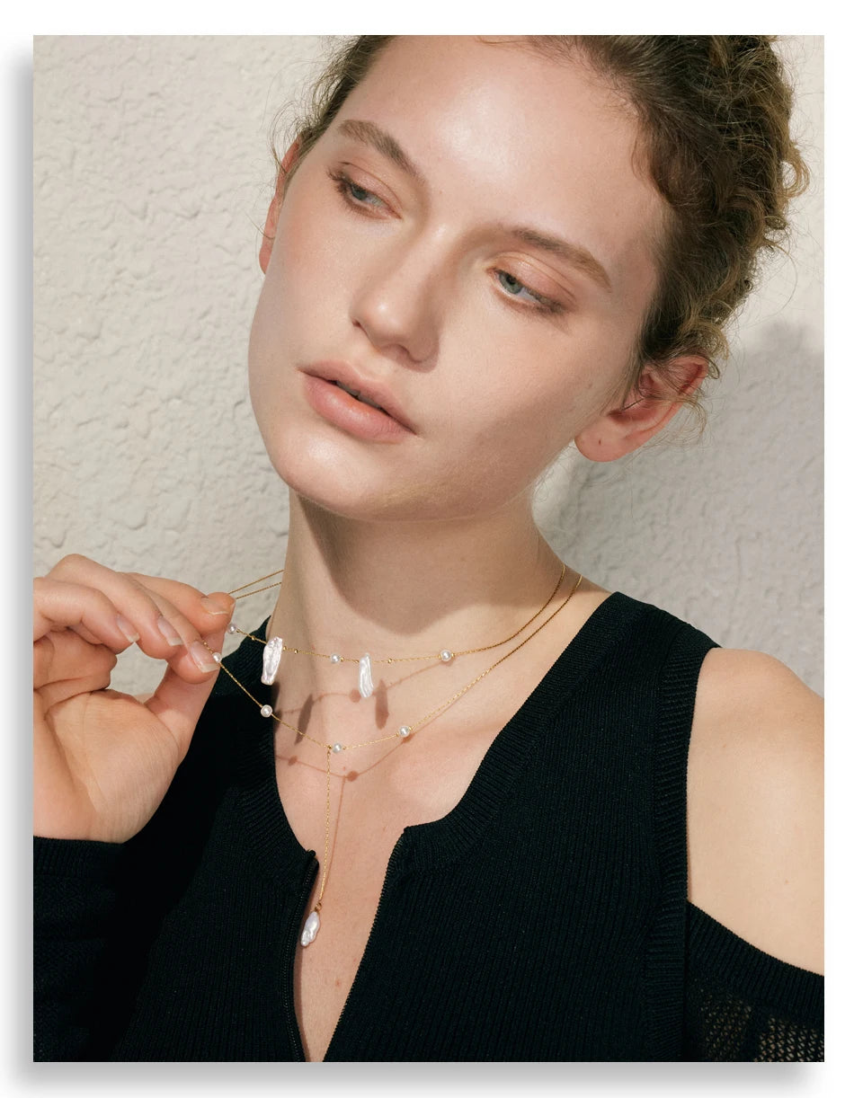 Freshwater pearl geometric necklace in gold-plated stainless steel with freshwater pearl.