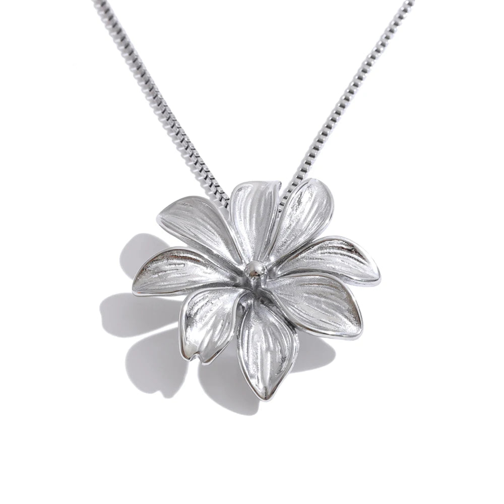 Flower necklace in gold-plated stainless steel.