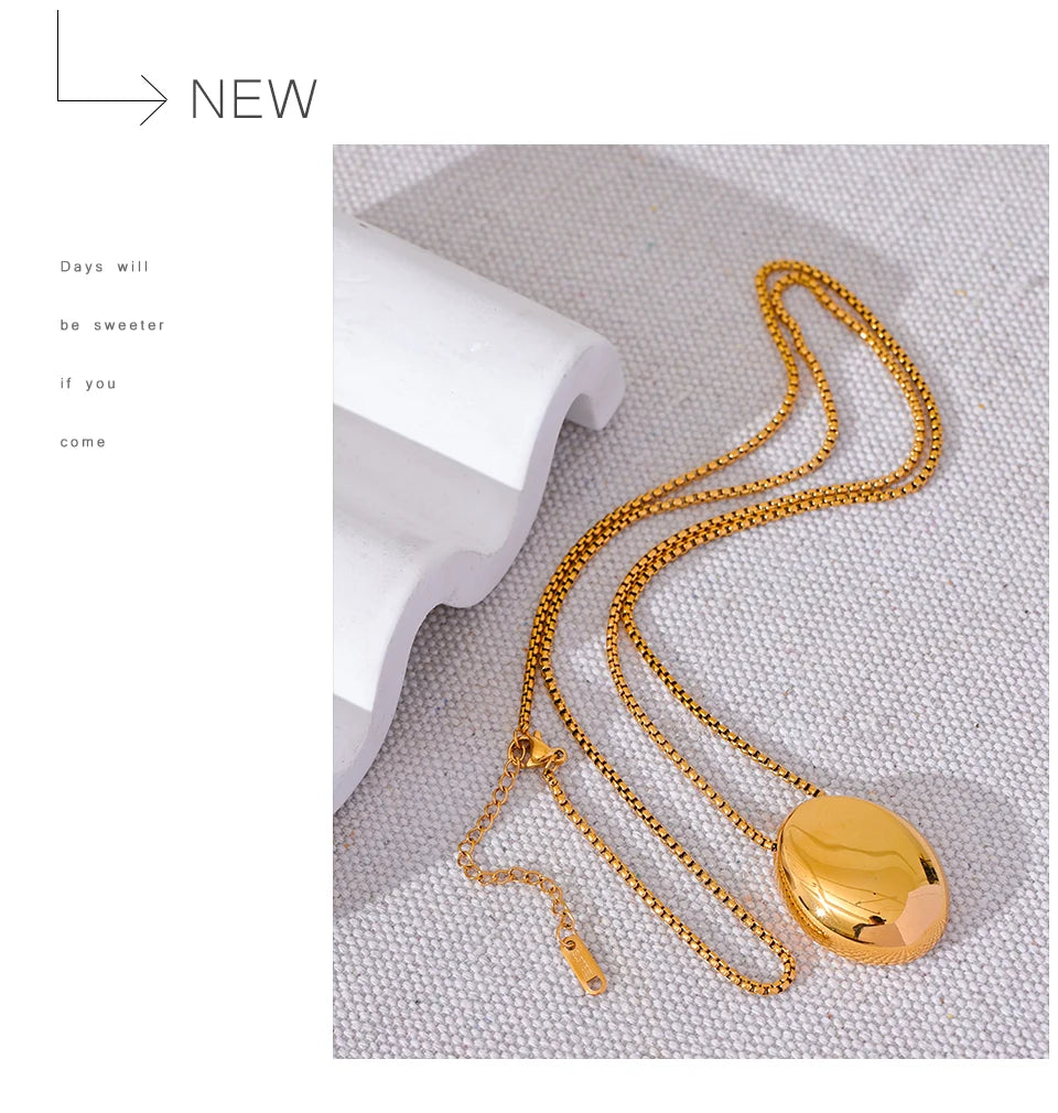 Minimalist geometric chain necklace in gold-plated 316L stainless steel.