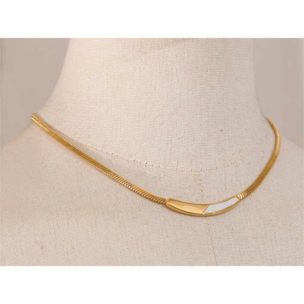 Shell geometric chain necklace in gold-plated stainless steel with shell.