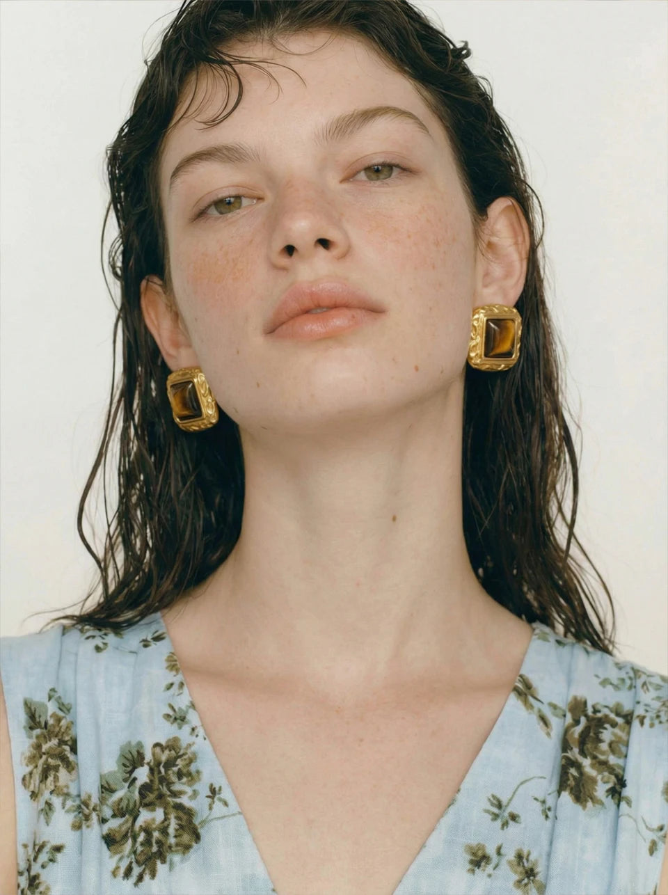 Natural stone geometric earrings in gold-plated stainless steel with natural stone.
