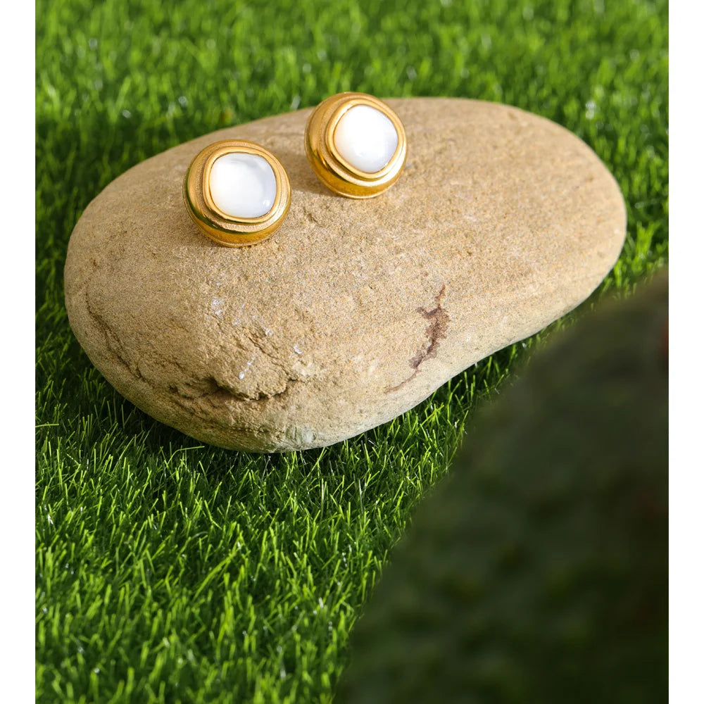 Shell geometric earrings in gold-plated stainless steel with shell.