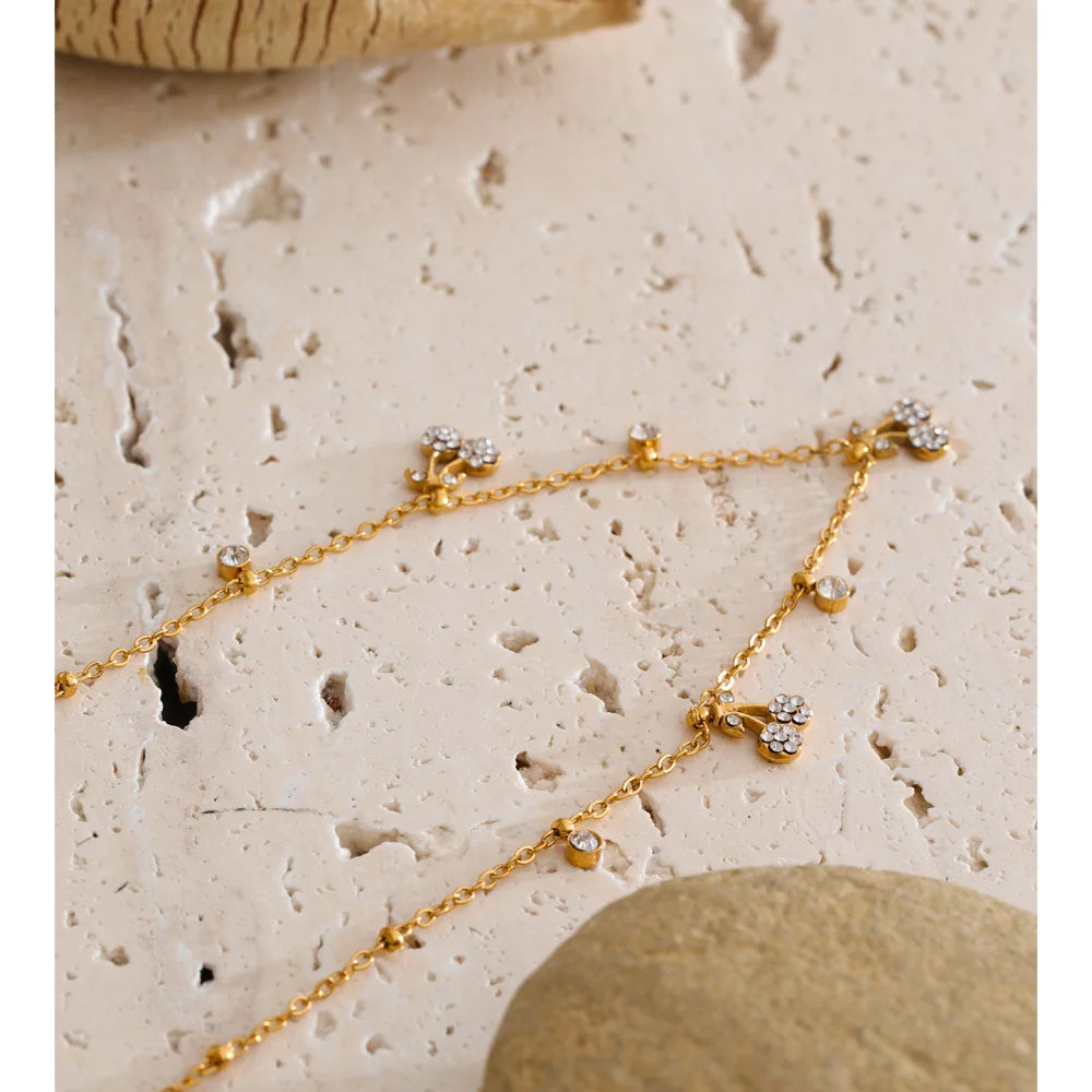 Cubic zirconia geometric necklace in gold-plated stainless steel with cubic zirconia.