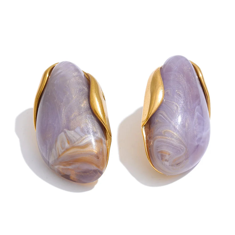 Resin geometric earrings in gold-plated stainless steel with resin.