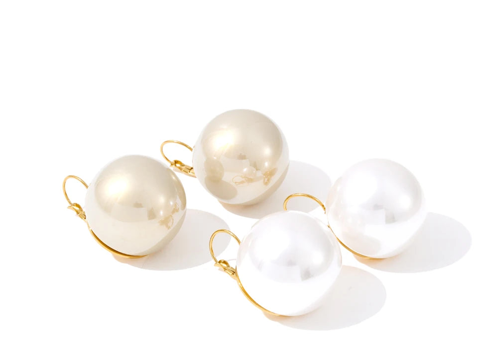 Pearl geometric earrings in gold-plated stainless steel with pearl.