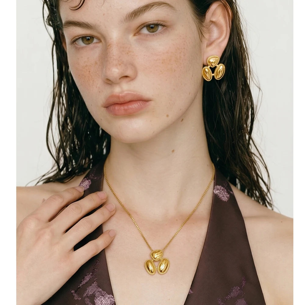 Geometric earrings in gold-plated stainless steel.